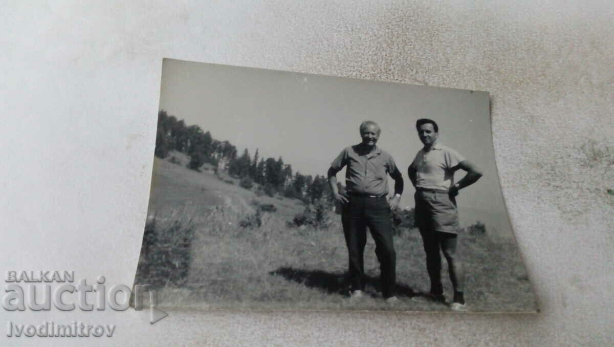 Снимка Двама мъже на поляна