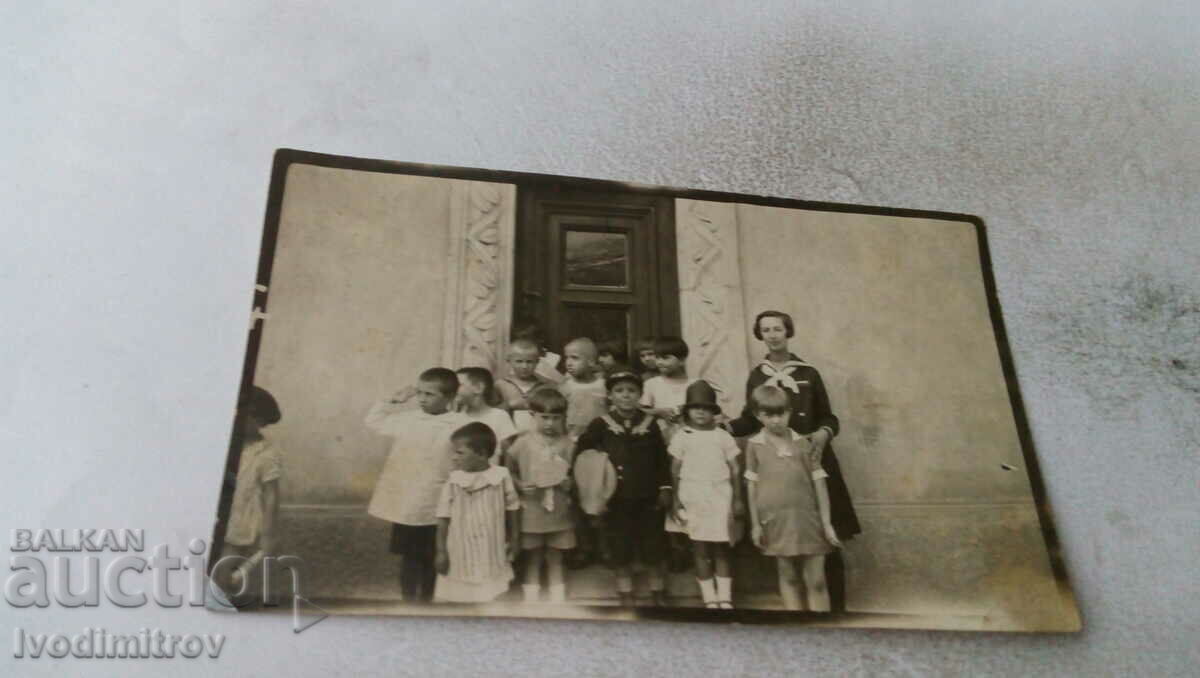 Fotografie Copii cu profesorul lor