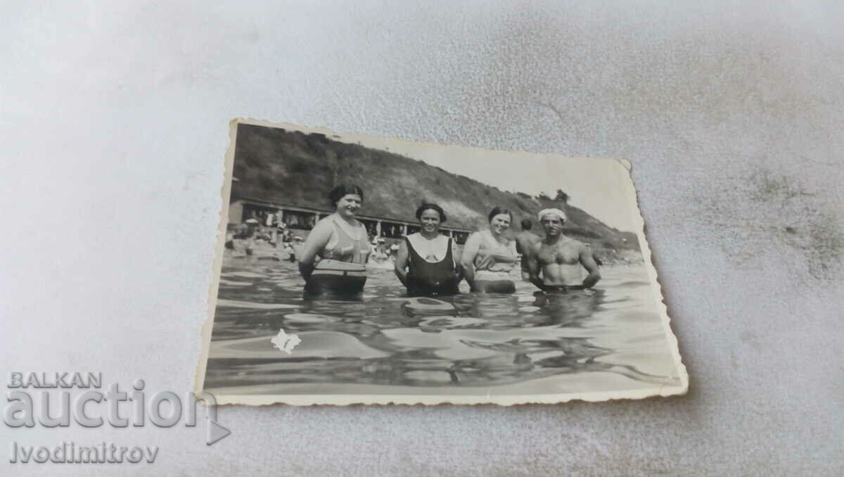 Φωτογραφία Άνδρας και τρεις γυναίκες στη θάλασσα