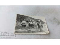 Φωτογραφία Άνδρας και τρεις γυναίκες στη θάλασσα