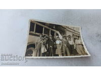 Снимка София Мъже жени пред ретро автомобил