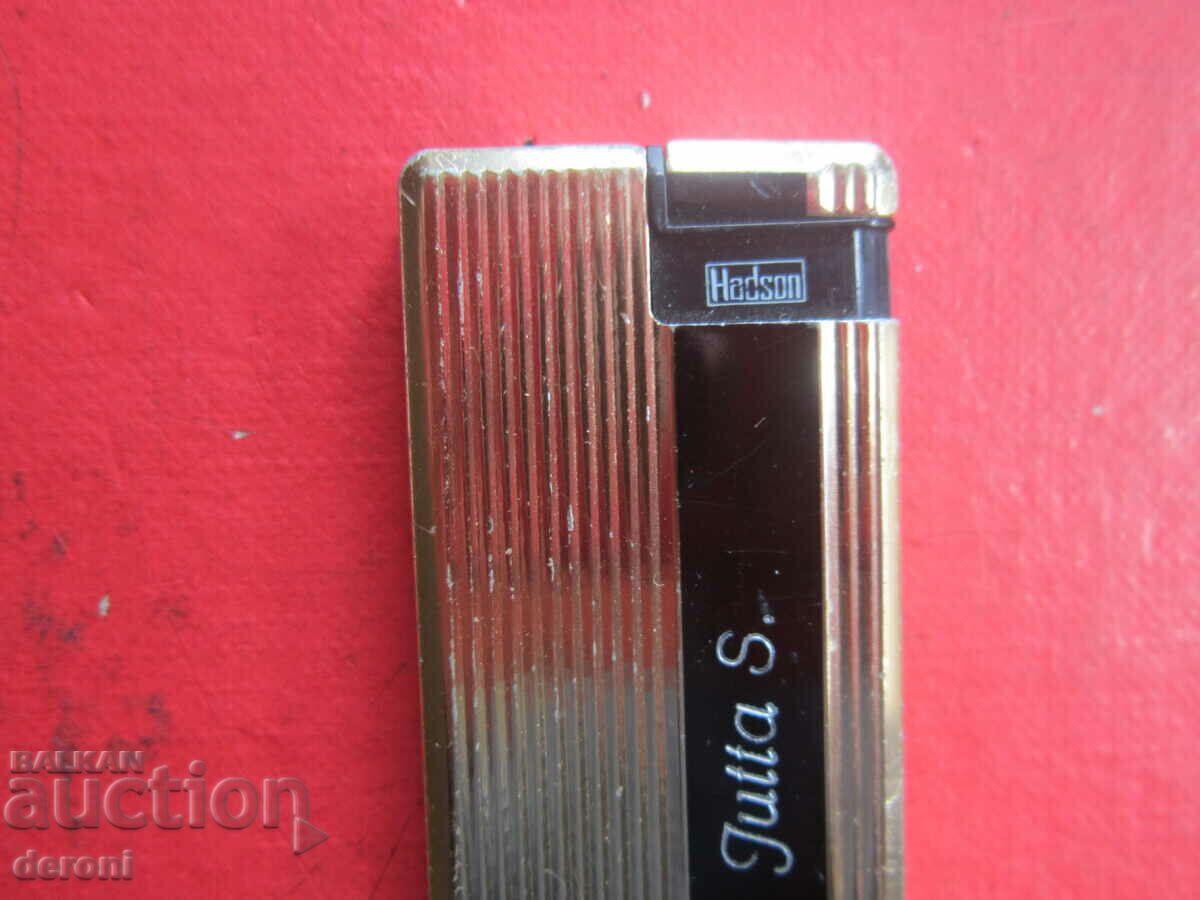 Gold plated Hudson lighter with price 10.00 BGN | € 5.11 Gold plated Hudson lighter with price 10.00 BGN | € 5.11
