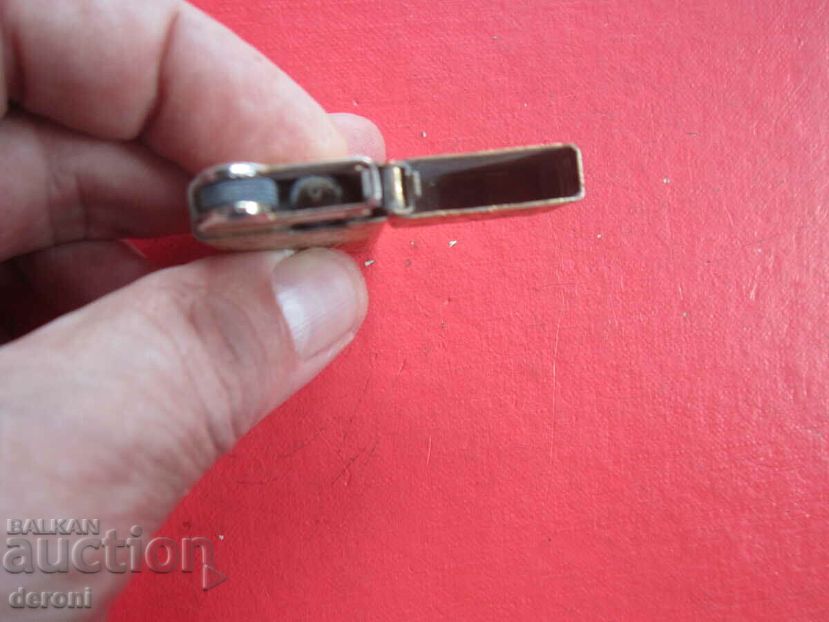 Auction Slim gold-plated lighter Auction Slim gold-plated lighter