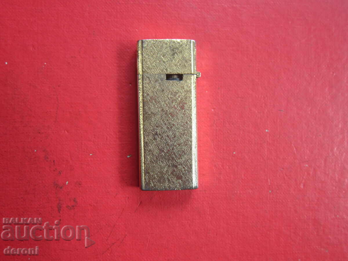 Delivery of Slim gold-plated lighter Delivery of Slim gold-plated lighter