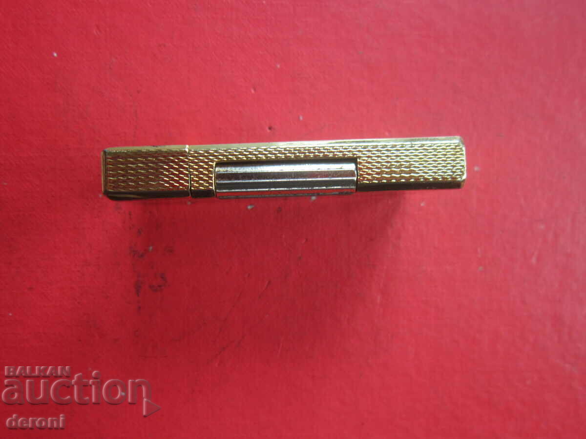 Auction Gold plated Delta lighter with enamel Auction Gold plated Delta lighter with enamel