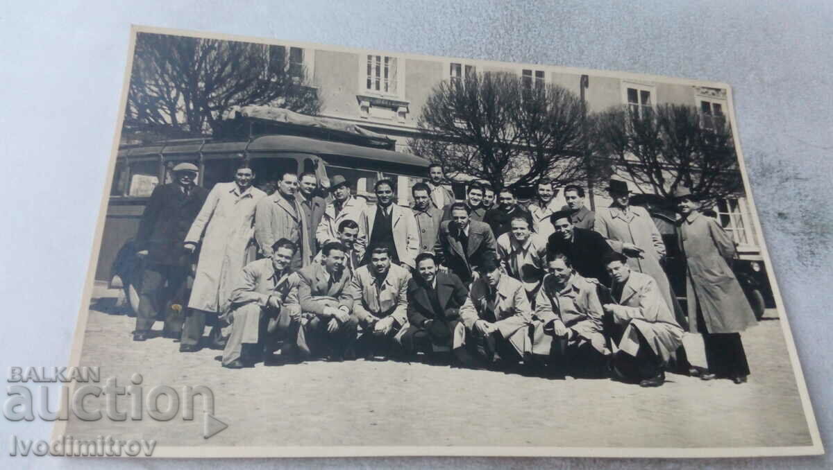 Fotografie Bărbați în fața unui autobuz de epocă
