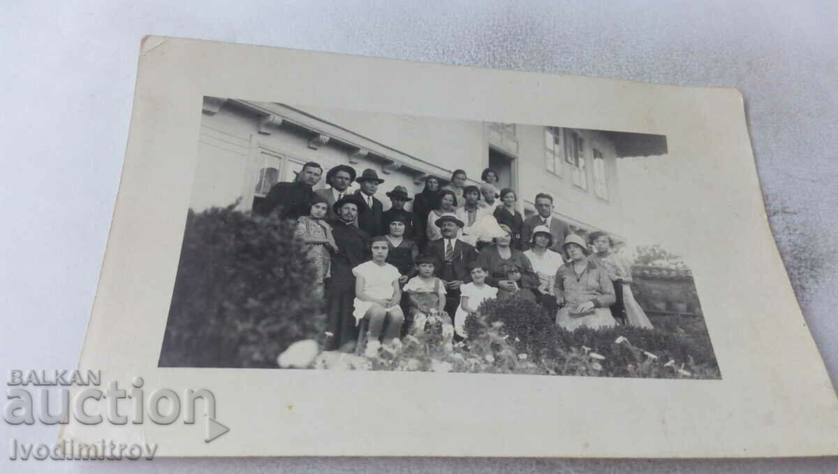 Photo Men, women and children in front of a house, 1931