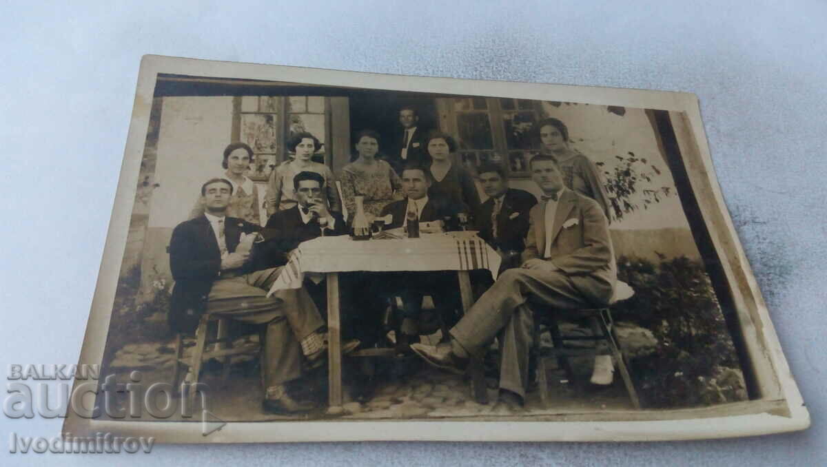 Εικόνα Άνδρες και γυναίκες που πίνουν ένα ποτό γύρω από ένα τραπέζι