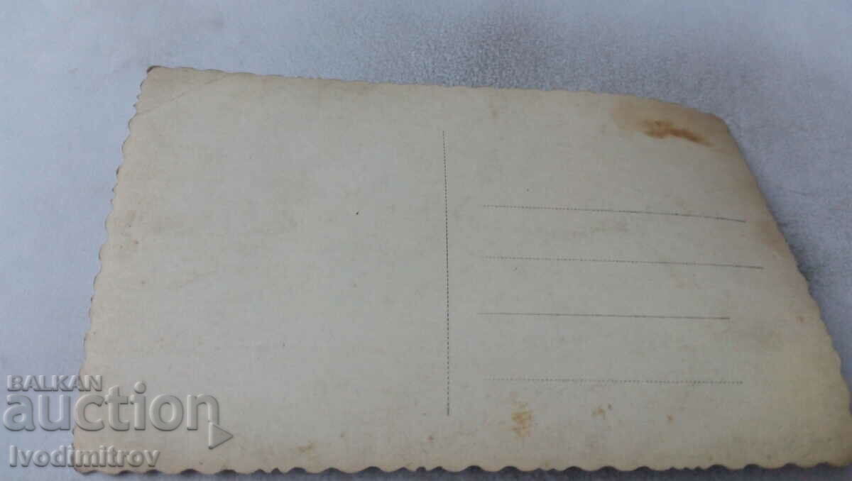 Φωτογραφία Άνδρες σε σκιά με σχέδια με τιμή 1.35 BGN | € 0.69 Φωτογραφία Άνδρες σε σκιά με σχέδια με τιμή 1.35 BGN | € 0.69