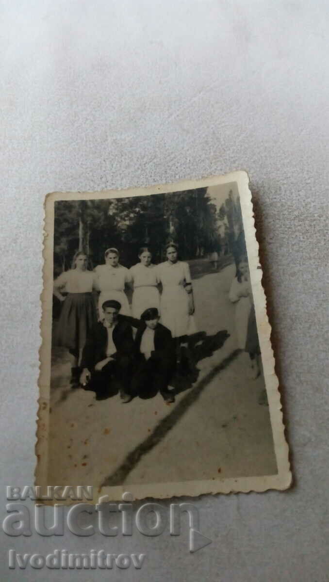 Φωτογραφία Δύο νεαροί άνδρες και τέσσερα νεαρά κορίτσια στο πάρκο