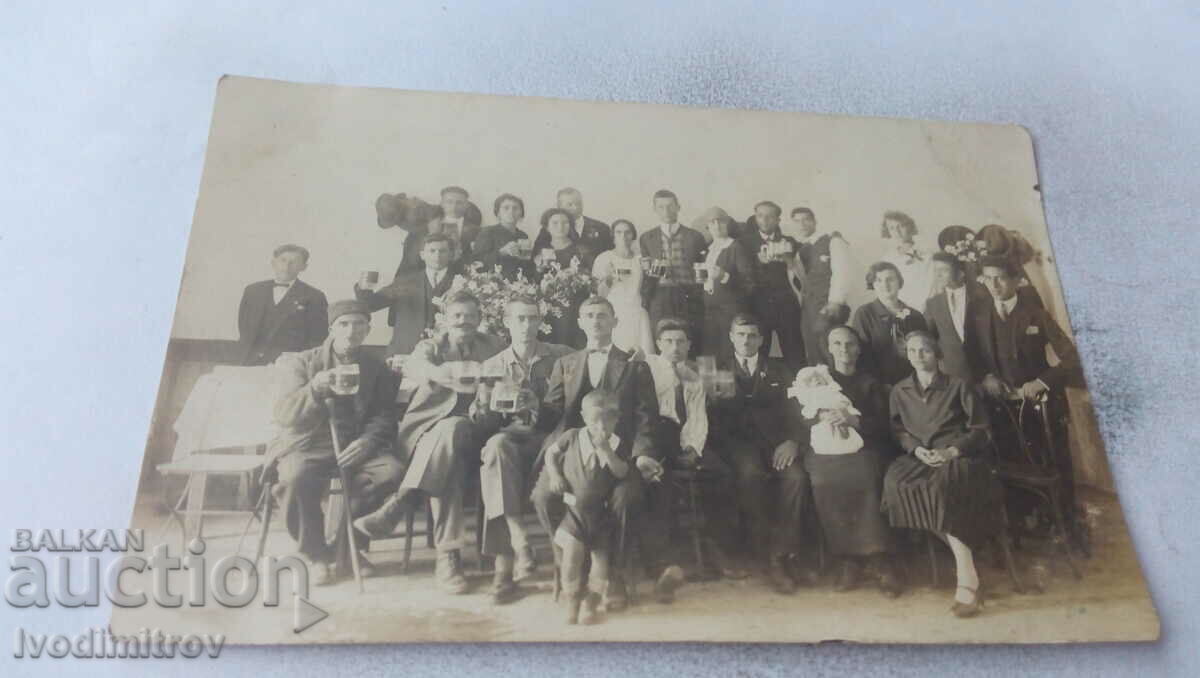 Photo Women, children and men with glasses of beer in their hands