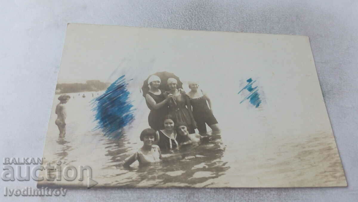 Снимка Млади момичета с ретро бански в морето