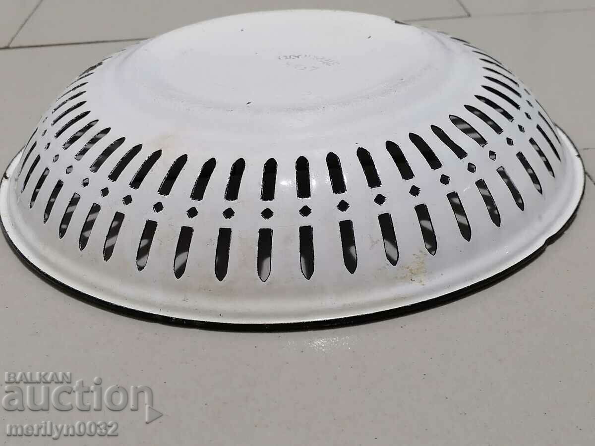 Delivery of Old enamelled bread pan enamel from the 1960s Delivery of Old enamelled bread pan enamel from the 1960s