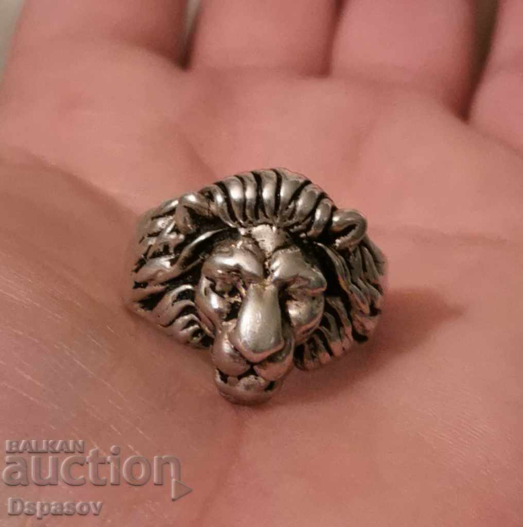 Inel vechi de argint cu cap de leu