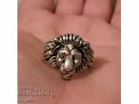 Παλιό ασημένιο δαχτυλίδι με το κεφάλι του λιονταριού