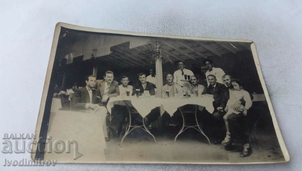 Φωτογραφία Άνδρες σε εστιατόριο για ποτό