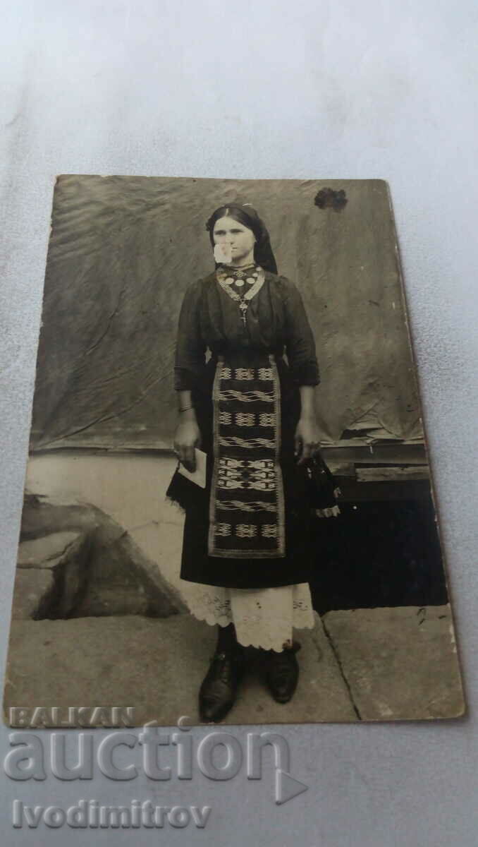 Foto Femeie în haine tradiționale