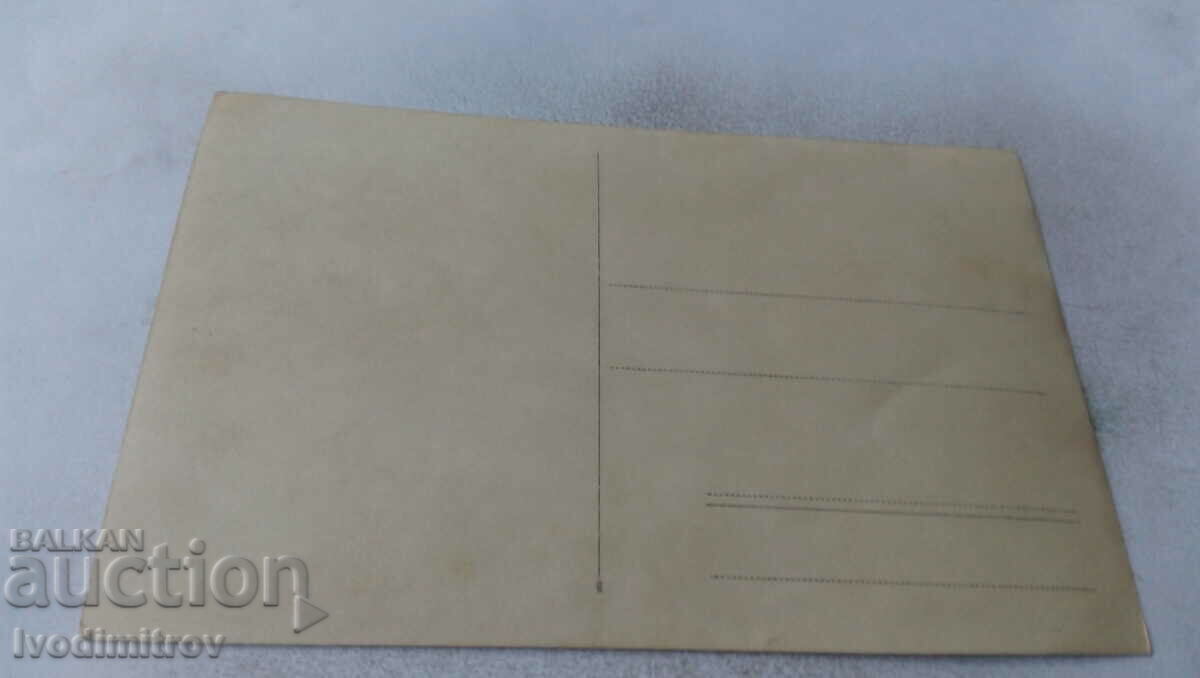 Φωτογραφία Νεαρός άνδρας με στολή νέων με τιμή 1.85 BGN | € 0.95 Φωτογραφία Νεαρός άνδρας με στολή νέων με τιμή 1.85 BGN | € 0.95