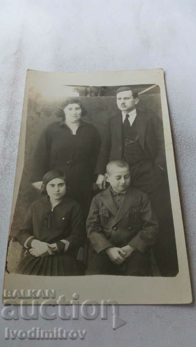 Снимка Лясковецъ Мъж жена и две деца 1931