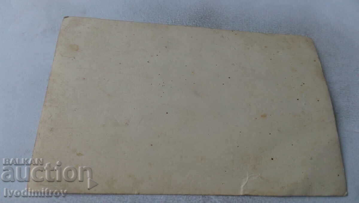 Φωτογραφία Νεαρή γυναίκα στο δρόμο με τιμή 1.45 BGN | € 0.74 Φωτογραφία Νεαρή γυναίκα στο δρόμο με τιμή 1.45 BGN | € 0.74