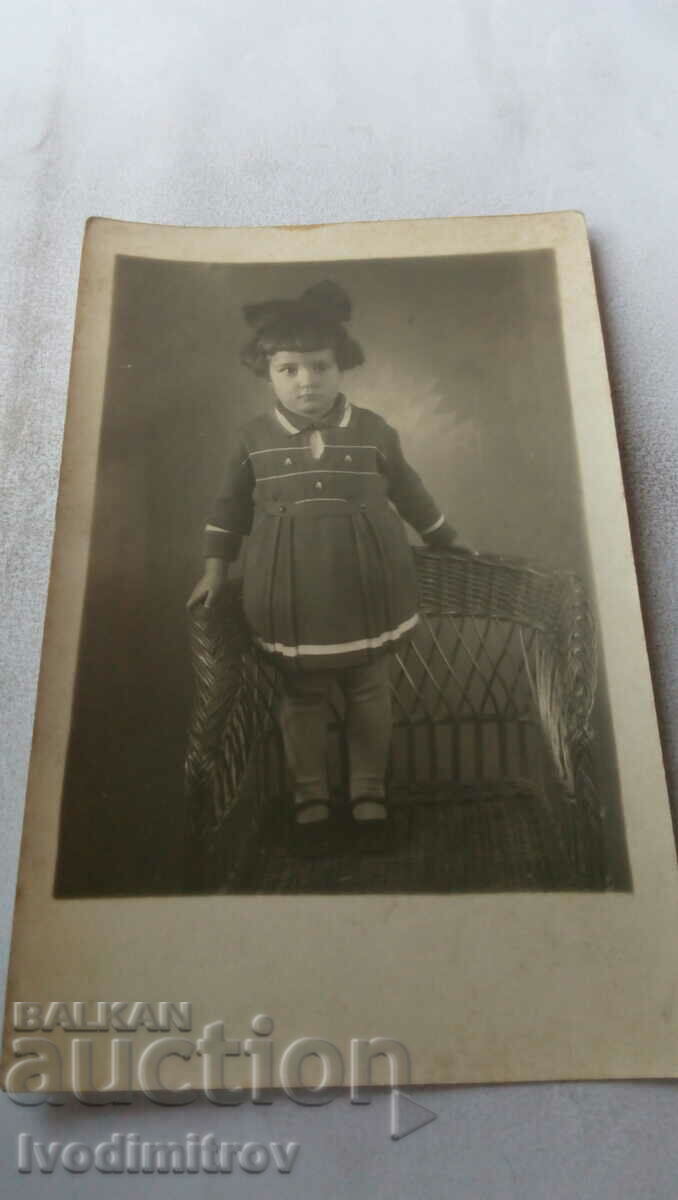 Снимка София Малко момиченце върху плетен стол 1933
