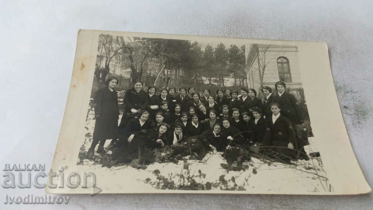 Doamna Veliko Tarnovo Elevii clasei a VI-a în curte iarna