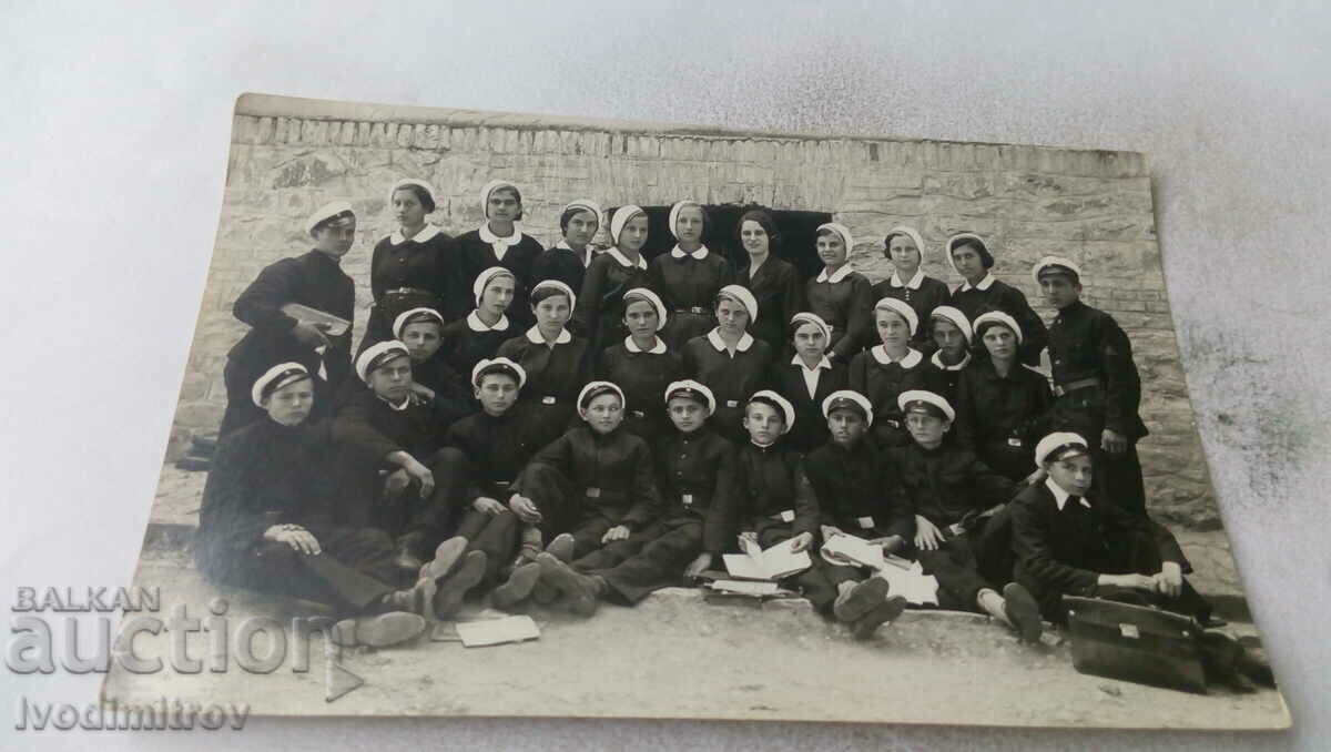 Снимка Велико Търново Ученици от IV класъ в двора 1934