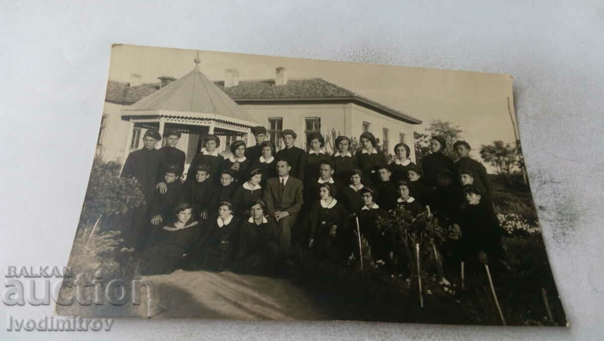 С-ка Ученици от III -а класъ със своя учител в двора 1933