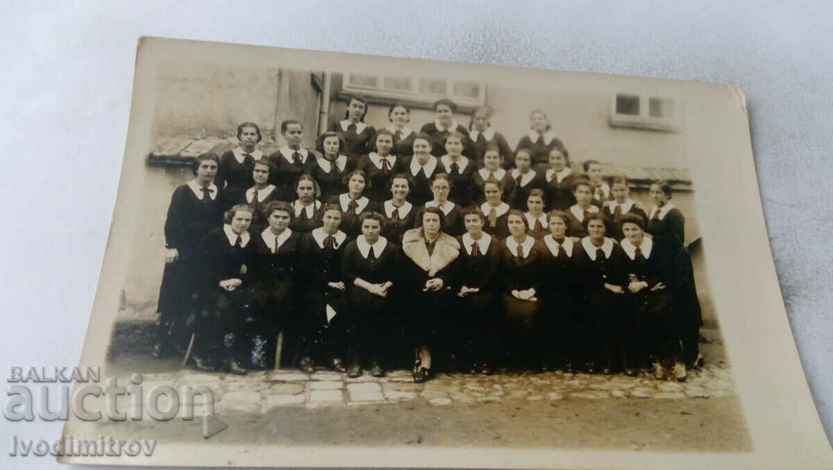 Снимка София Ученички от VII клас със своята учителка 1938
