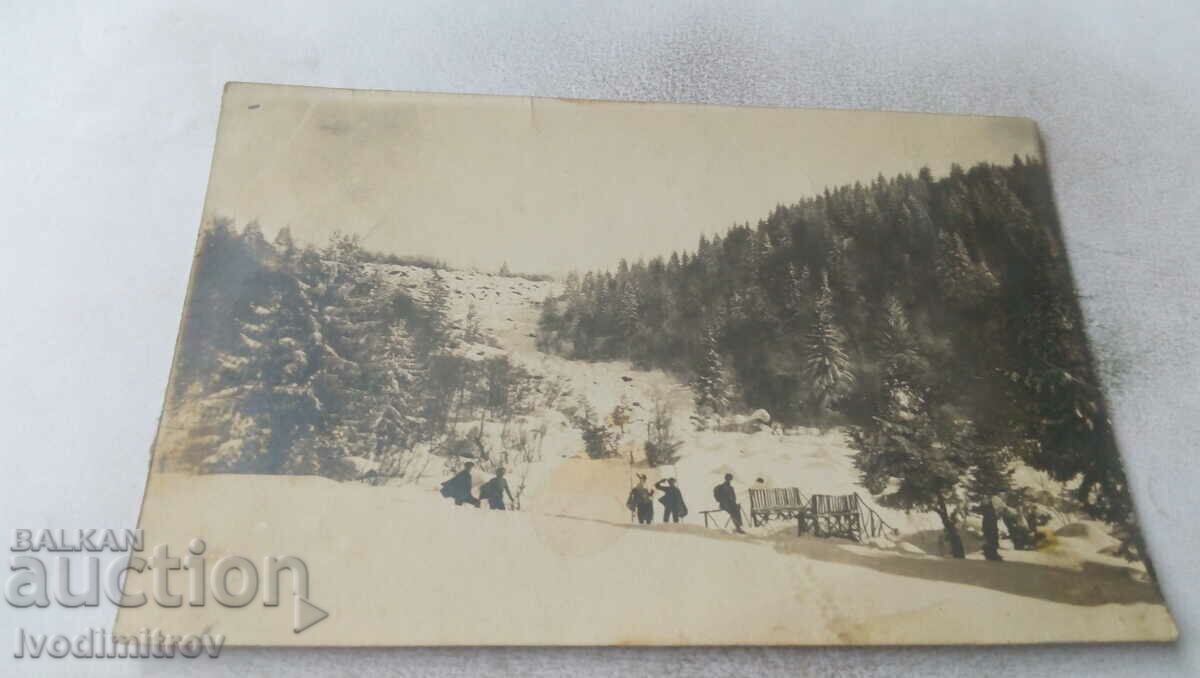Φωτογραφία Νέοι μπροστά από μια ξύλινη γέφυρα στα βουνά το χειμώνα