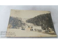 Photo Young people in front of a wooden bridge in the mountains in winter