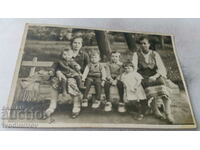 Снимка Две жени с четири деца на пейка в парка