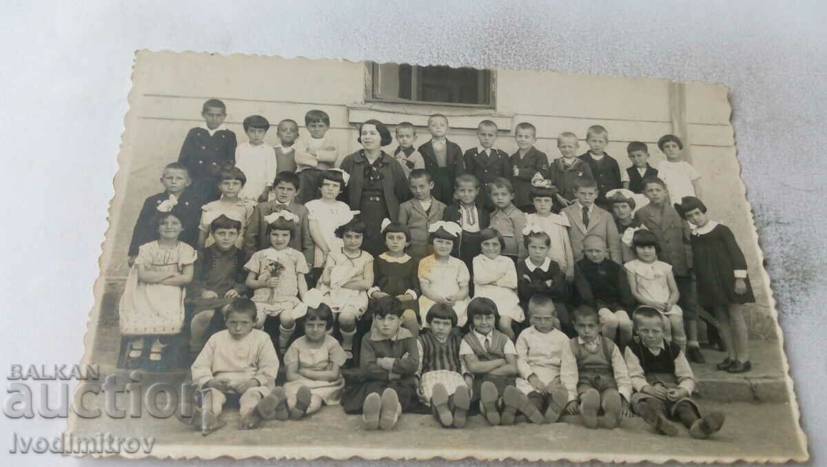 Fotografie Copii în casa de distracție cu profesorul lor, 1936