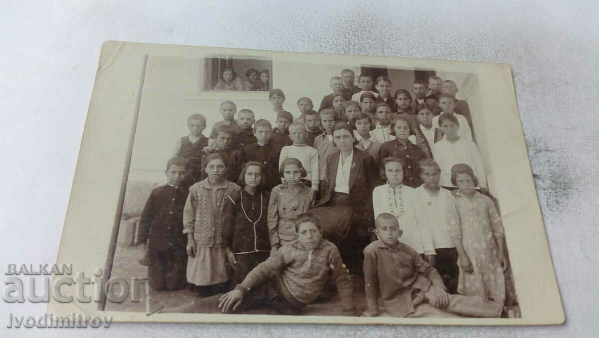 Снимка Ученици от IV отделение със своята учителка 1932