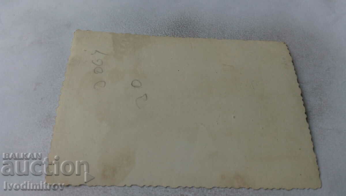 Φωτογραφία νεόνυμφων με τους φίλους τους με τιμή 1.15 BGN | € 0.59 Φωτογραφία νεόνυμφων με τους φίλους τους με τιμή 1.15 BGN | € 0.59