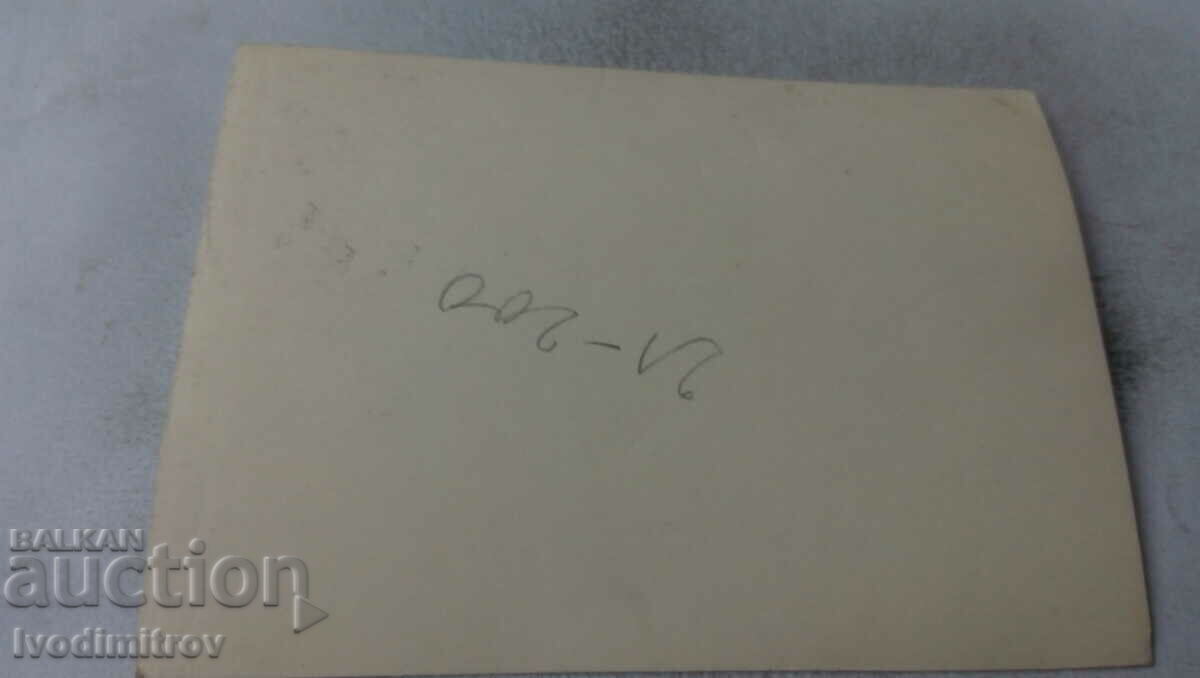 Φωτογραφία νεόνυμφων με τους φίλους τους με τιμή 1.15 BGN | € 0.59 Φωτογραφία νεόνυμφων με τους φίλους τους με τιμή 1.15 BGN | € 0.59