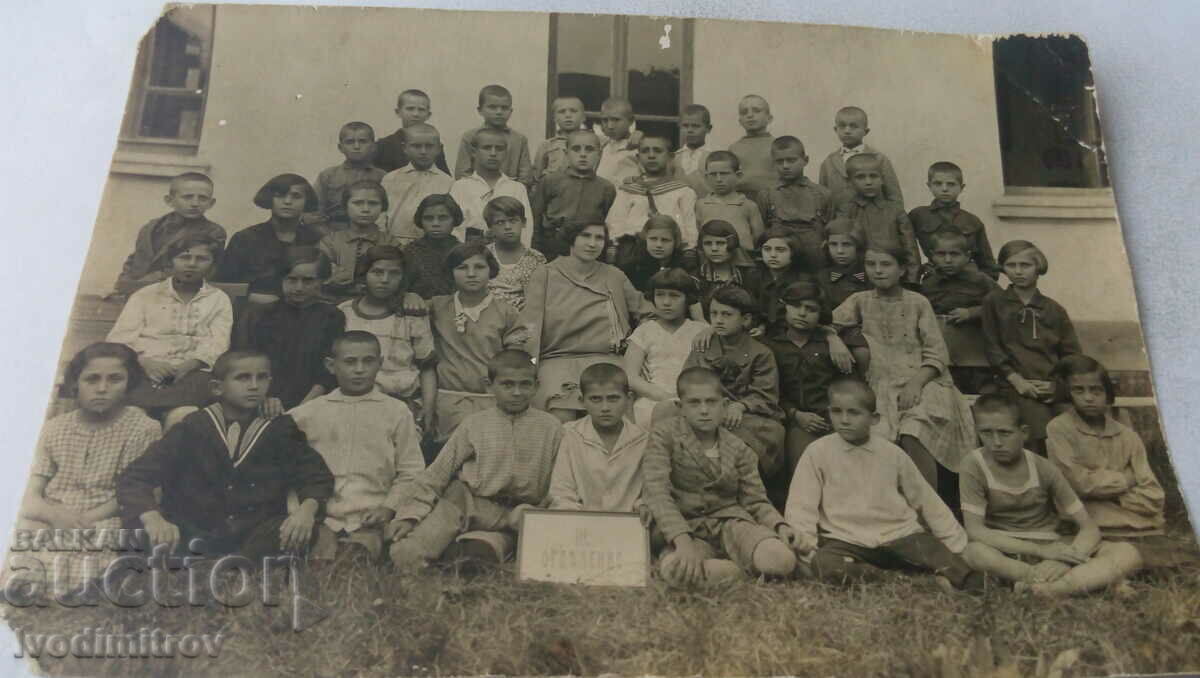 Снимка Лясковецъ Ученици от III -г отд. със своята учителка