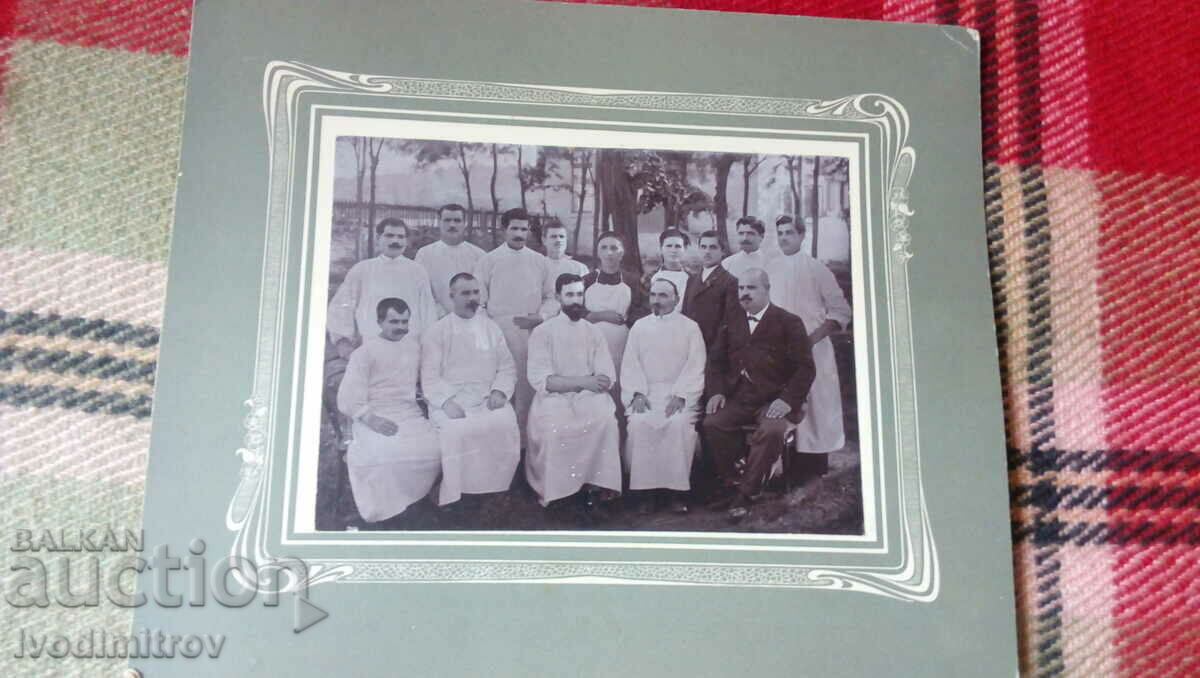 Снимка Мъже и жени в бяло работно облекло Картон