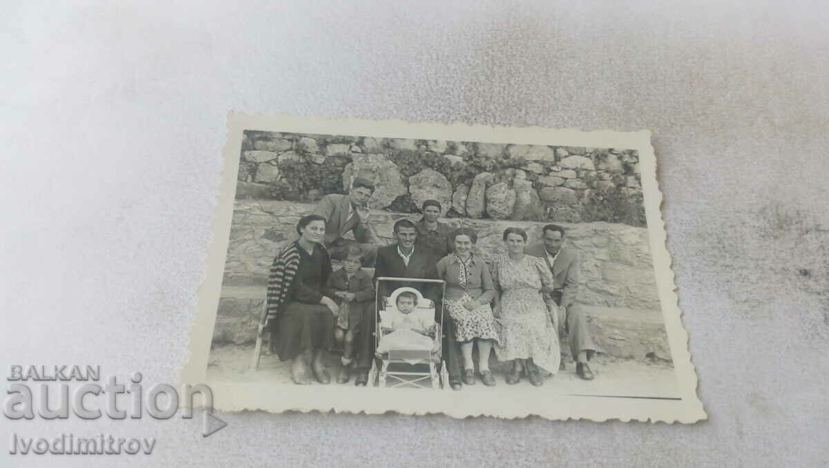 С-ка Костенецъ Мъже жени и бебе в ретро детска количка 1941