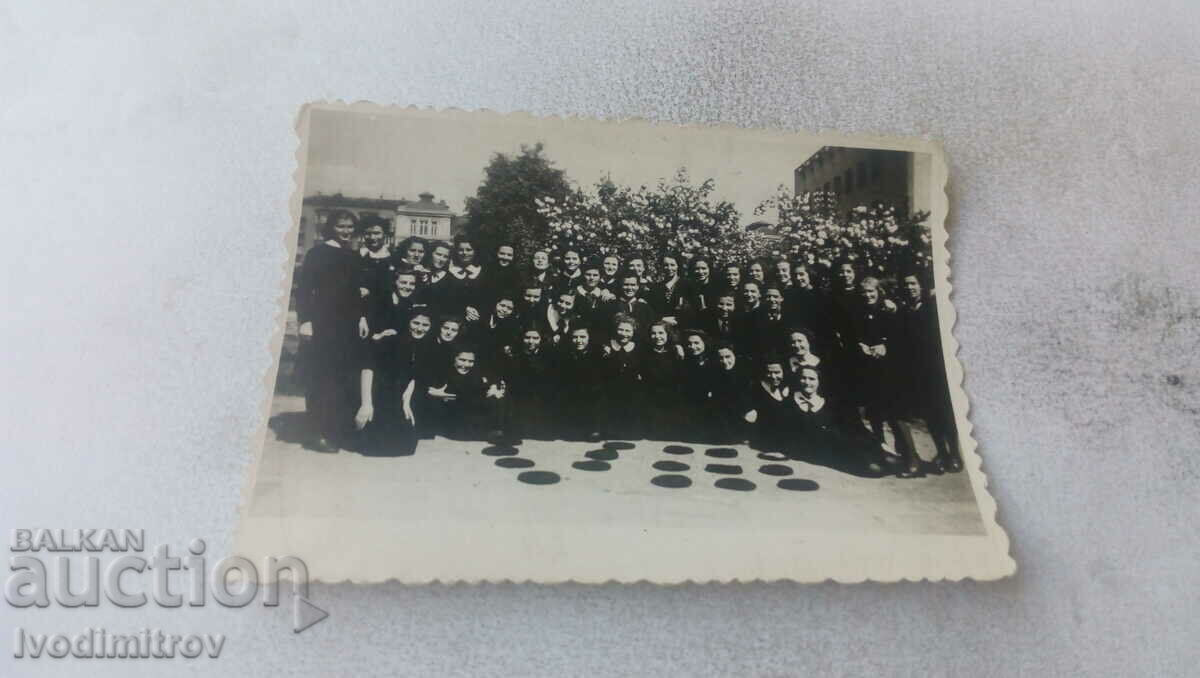 Снимка Ученички от VIII - а класъ в двора на училището 1942
