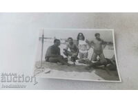 Fotografie Patru bărbați și o femeie pe plajă
