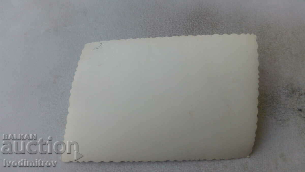 Φωτογραφία Τρία νεαρά κορίτσια μπροστά από ένα σιντριβάνι με τιμή 0.85 BGN | € 0.43 Φωτογραφία Τρία νεαρά κορίτσια μπροστά από ένα σιντριβάνι με τιμή 0.85 BGN | € 0.43