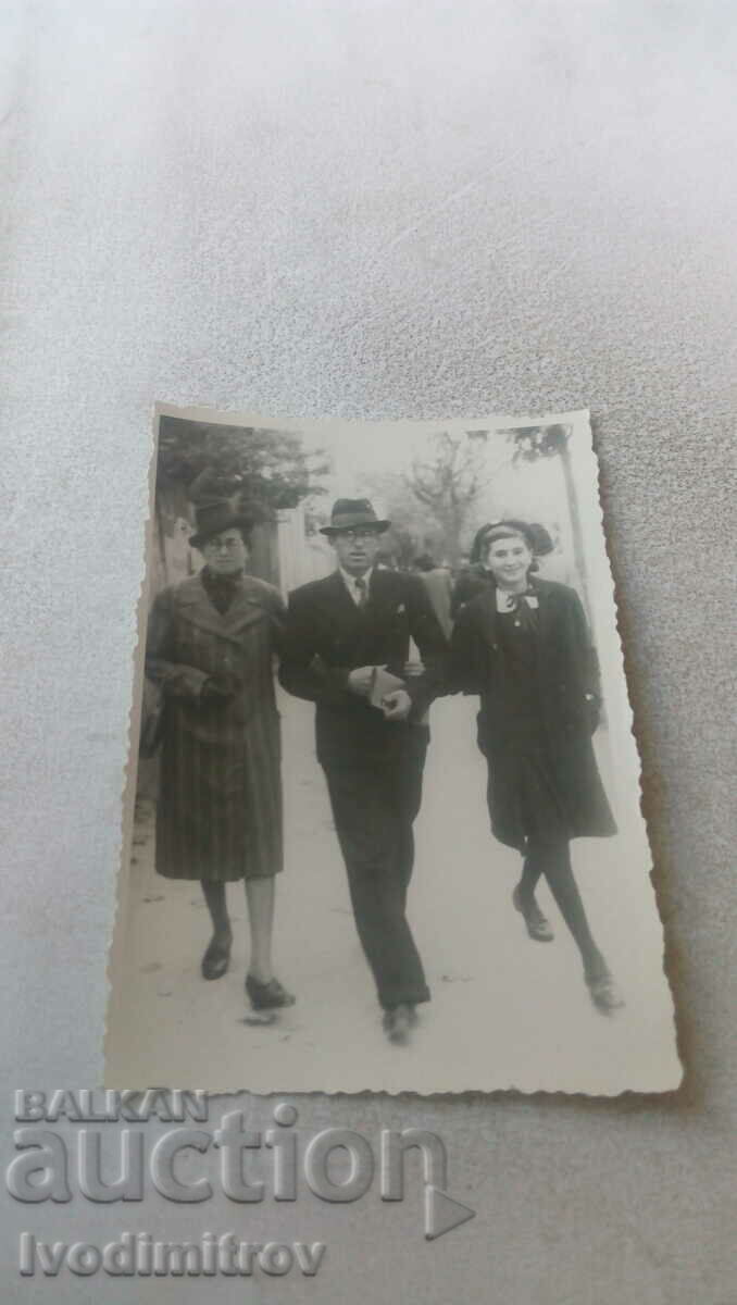 Photo Dobrich Man, woman and young girl on a walk