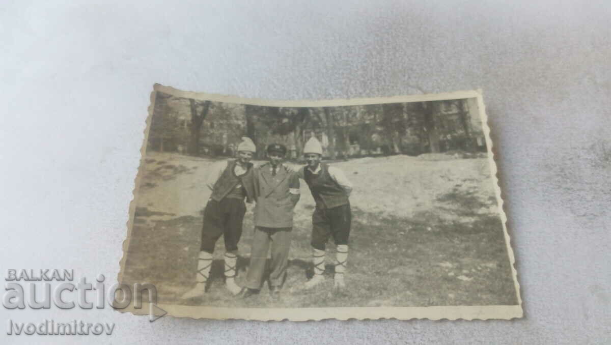 Снимка Мъж в униформа и двама младежи в народни носии