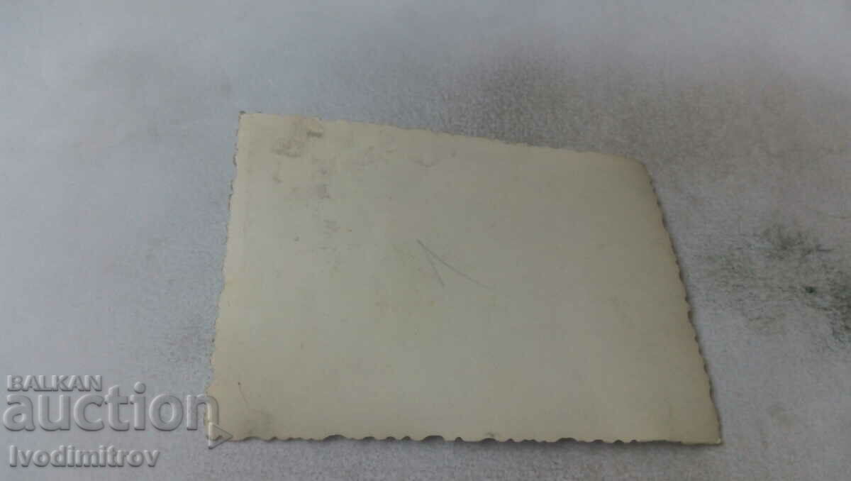 Φωτογραφία Νεαρός άνδρας μπροστά από μια καλύβα με τιμή 0.85 BGN | € 0.43