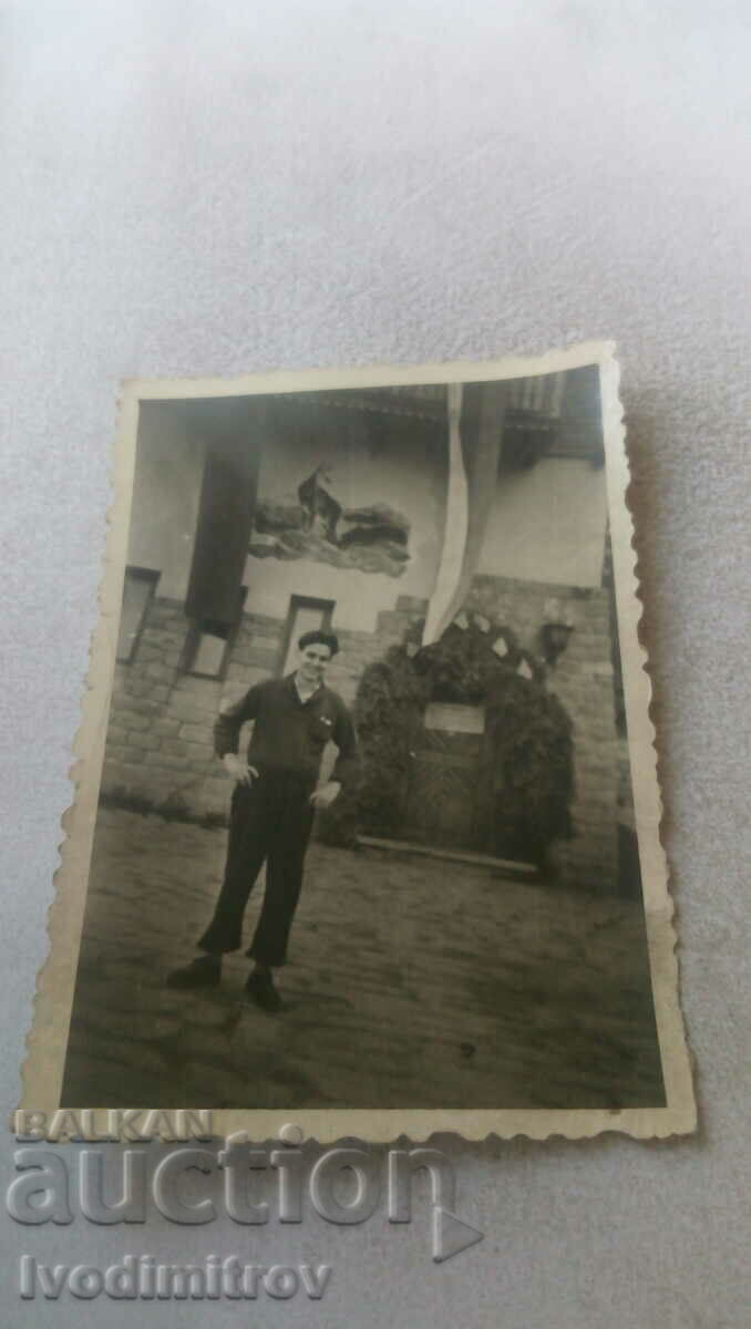 Снимка Млад мъж пред хижа