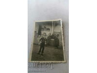 Снимка Млад мъж пред хижа