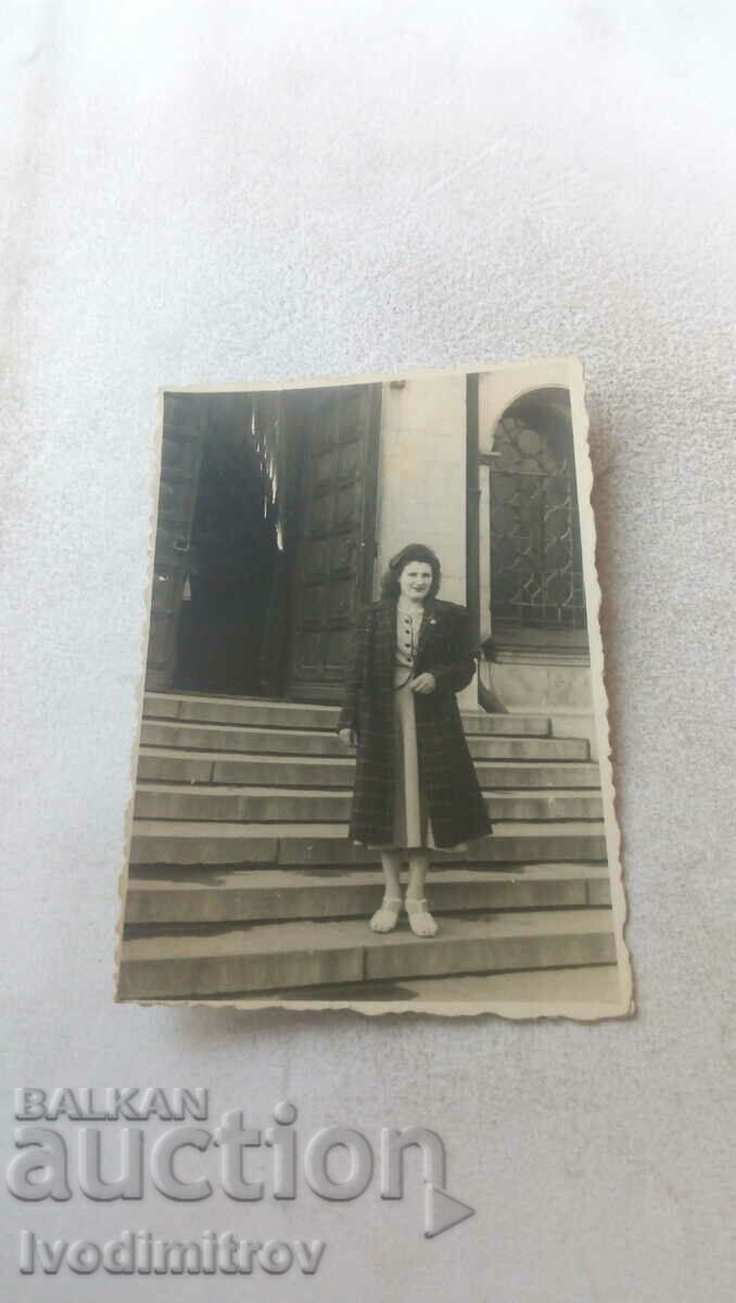 Photo Woman on stairs in front of a church