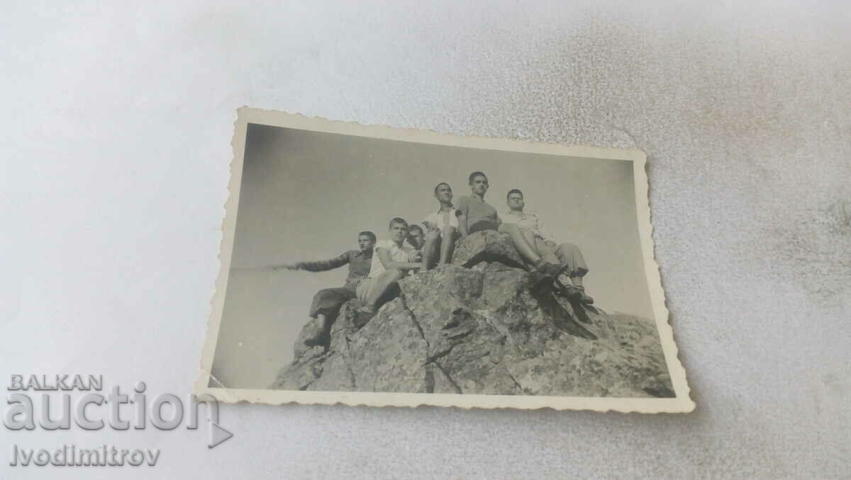 Fotografie Stara planina Tineretul pe o stâncă de pe Muntele Pascale 1938