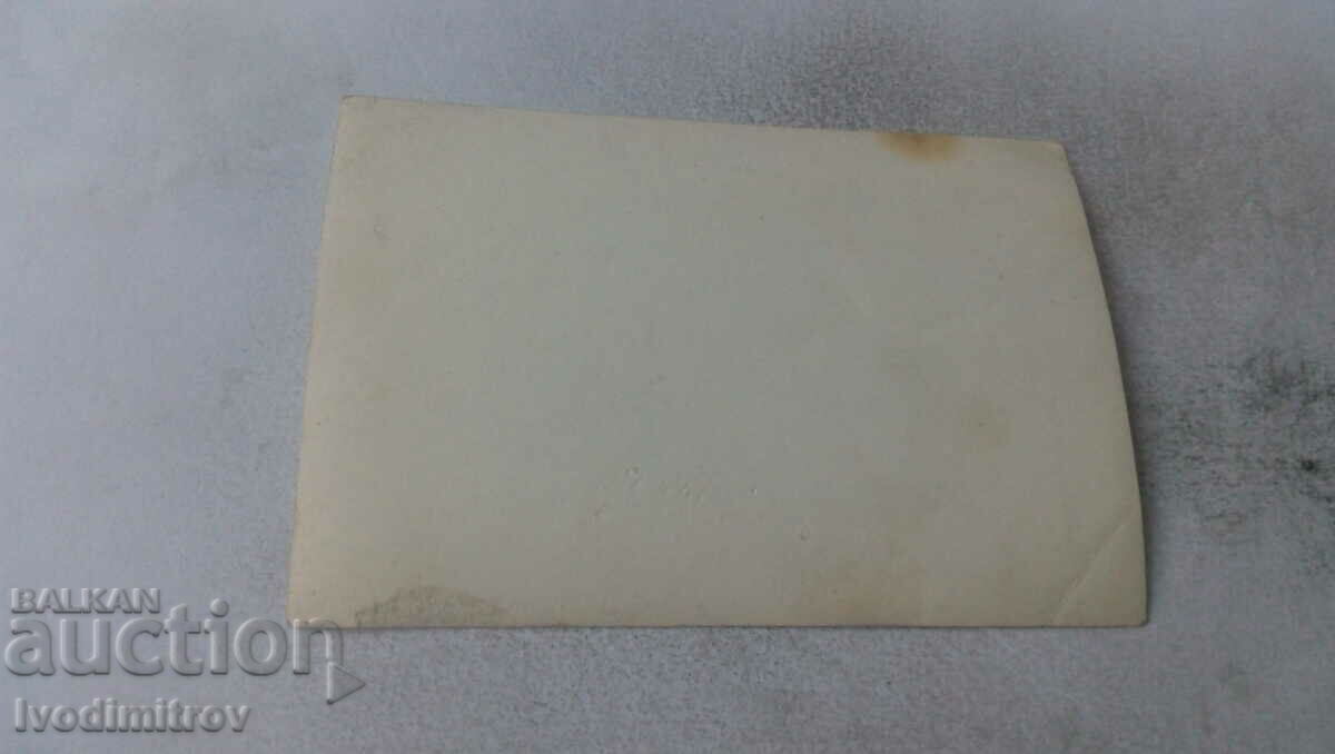 Photo A young man and a girl on a bench with price 0.85 BGN | € 0.43 Photo A young man and a girl on a bench with price 0.85 BGN | € 0.43